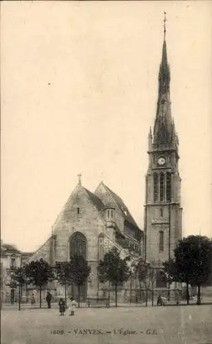 Ak Vanves Hauts de Seine, Kirche, hohe Turmspitze,  Architektur, Menschen vor der Kirche