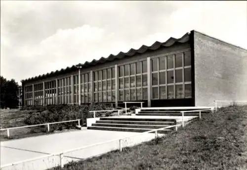 Ak Wittenberge an der Elbe Prignitz, Schwimmhalle, moderne Architektur, Glasfront, Treppenaufgang