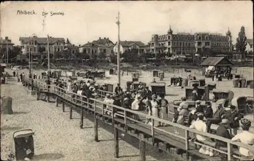 Ak Ostseebad Ahlbeck auf Usedom, Seesteg, Strandkörbe, Gebäude im Hintergrund,  Szenerie
