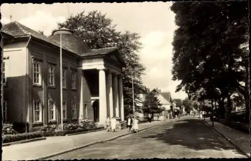 Ak Bad Liebenstein im Thüringer Wald, Gebäude mit Säulen, Straße, Bäume, Fußgänger,  Architektur