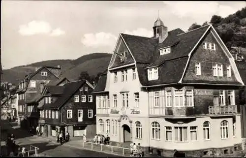 Ak Lauscha in Thüringen , Kulturhaus, alte Gebäude, Straßenansicht, blauer Himmel, Menschen