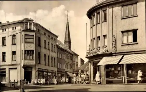 Ak Apolda in Thüringen, Bahnhofstraße, Lebensmittelgeschäft, Passanten