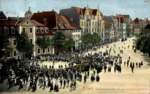 Ak Erfurt in Thüringen, Sonntagskonzert, Divisionsgebäude, Menschenmenge, lebhafte Szenerie