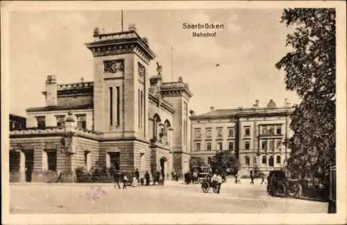 Ak Saarbrücken im Saarland, Bahnhof,  Architektur, Menschen auf der Straße, Kutschen