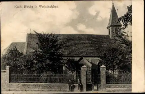 Ak Wolmirsleben im Salzlandkreis, Katholische Kirche, Bäume, Zaun, zwei Personen