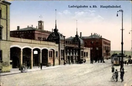 Ak Ludwigshafen am Rhein, Hauptbahnhof,  Architektur, Straßenansicht, Personen, Straßenbahn