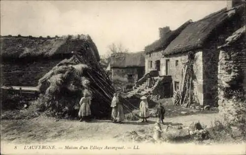 Ak La Celle Auvergne Puy de Dôme, Landschaft, Bauernhäuser, Strohhaufen, Kinder