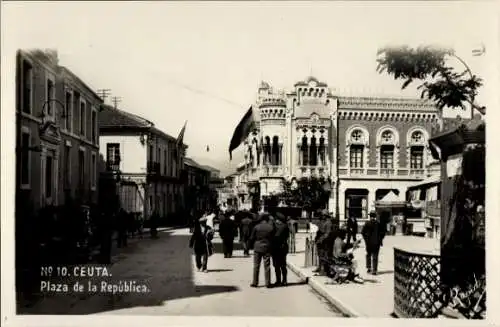 Ak Ceuta Spanien, Plaza de la República, historische Architektur, Menschen auf der Straße