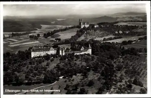 Ak Ellwangen Jagst in Baden Württemberg, Fliegeraufnahme vom Schloss mit Schönenberg