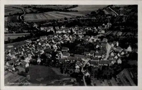 Ak Riederich bei Reutlingen, Flugaufnahme des Dorfes, viele Dächer, ländliche Umgebung
