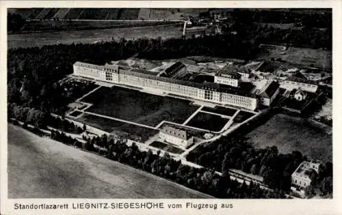 Ak Legnica Liegnitz Schlesien, Luftaufnahme vom Neuen Krankenhaus, große Gebäude, grüne Flächen, 