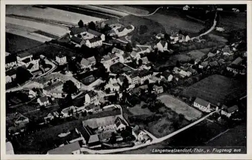 Ak Langenwetzendorf in Thüringen, Luftbildansicht von  grüne Felder, Wohngebäude, Straßen