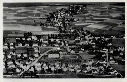 Ak Lauter Bernsbach im Erzgebirge Sachsen, Luftaufnahme von  ländliche Landschaft, Häuser, Straße