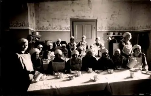 Foto Ak Frauen am Tisch, Gruppenfoto, Tassen