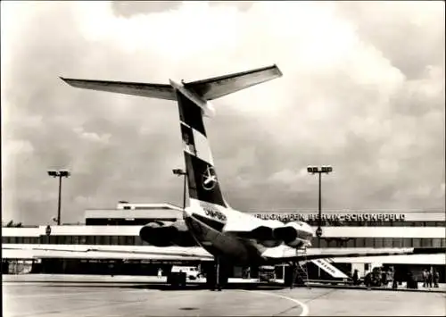 Ak Schönefeld bei Berlin, Interflug, Deutsches Passagierflugzeug, Iljuschin IL 62, Flughafen