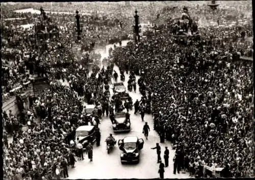 Ak Paris Frankreich, Siegesparade zur Befreiung der Stadt, Le cortege officiel Place de la Concorde