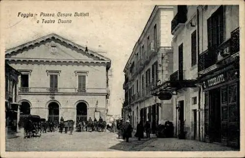 Ak Foggia Puglia, Piazza Cesare Battisti e Teatro Dauno