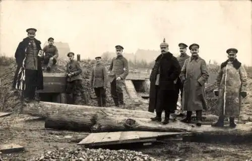 Foto Ak Deutsche Soldaten in Uniformen, Pickelhaube, Kaiserzeit, I. WK