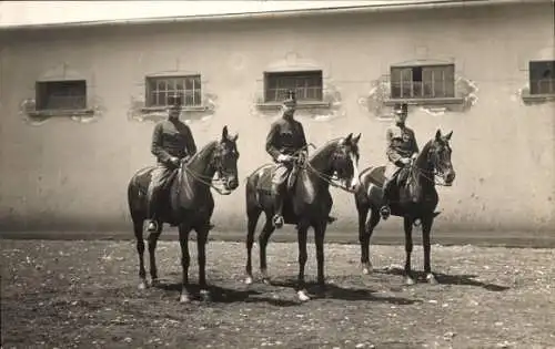 Foto Ak Männer in Uniformen zu Pferden