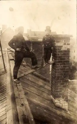Foto Ak Zwei Schornsteinfeger auf dem Dach, Schornstein