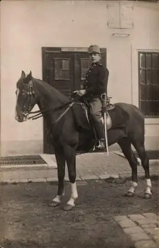 Foto Ak Kuk Armee, Mann in Uniform zu Pferde, Porträt