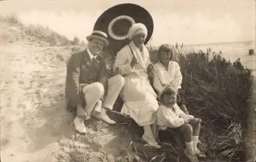 Foto Ak Familie am Strand, Familienfoto