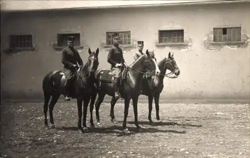 Foto Ak Männer in Uniformen zu Pferden