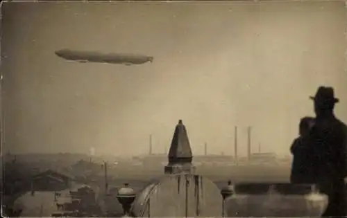 Foto Ak Duisburg im Ruhrgebiet, Gesamtansicht, Zeppelin