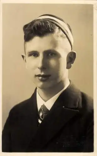 Studentika Foto Ak Student in Anzug, Mütze, Porträt