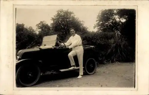 Foto Ak Mann vor dem Auto, Portrait