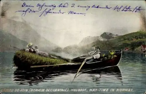Ak Norwegen, mit Heu beladenes Boot zur Erntezeit, Bauerntrachten