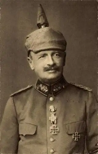 Ak König Friedrich August III. von Sachsen, Portrait in Uniform, Pickelhaube, Abzeichen