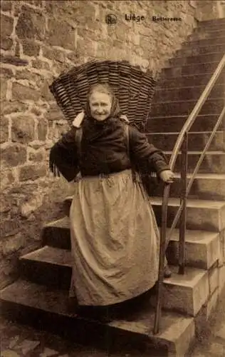 Ak Liège Lüttich Wallonien, Eine alte Frau mit einem Korb auf dem Rücken steht auf einer Treppe.
