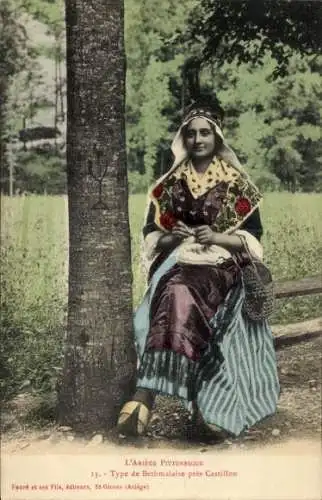 Ak Castillon Alpes Maritimes, Eine junge Frau in traditioneller Tracht sitzt auf einer Bank un...