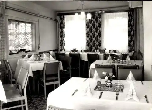 Ak Ohorn in Sachsen, Innenansicht eines Restaurant mit Tischen, Stühlen und Blumen auf dem Tisch