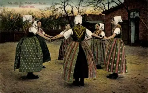 Ak Kohlfurt bei Görlitz Schlesien, Wendische Mädchen, Reigentanz, traditionelle Trachten, Krei...