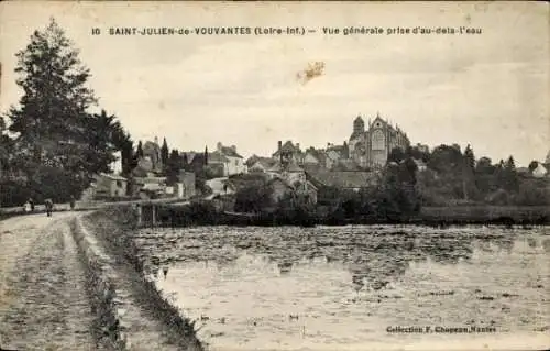 Ak Saint Julien de Vouvantes Loire Atlantique, vue generale prise d'au-dela-l'eau