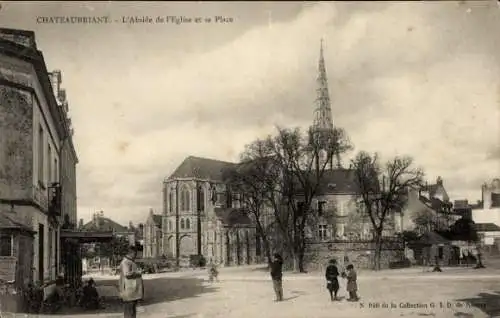 Ak Chateaubriant Loire Atlantique, Abseits der Kirche, Platz,  Architektur, alte Straße