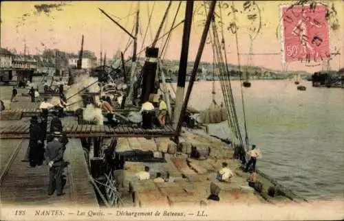 Ak Nantes Loire Atlantique, Hafenansicht, Entladung von Booten,  mit Wasser und Schiffen