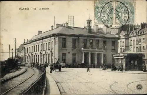 Ak Nantes Loire Atlantique, Historisches Gebäude, Menschenmenge, Straßenbahn, Architektur
