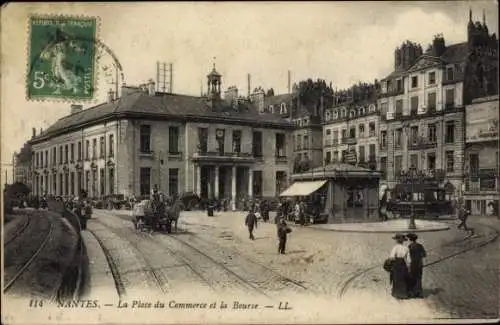 Ak Nantes Loire Atlantique, La Place du Commerce et la Bourse,  Architektur, Straßenbahn, Mensche