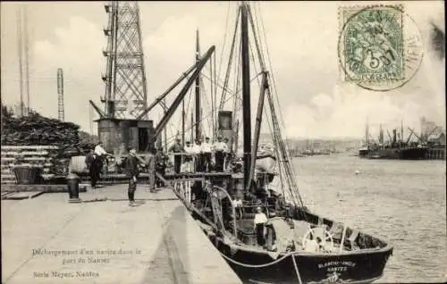 Ak Nantes Loire Atlantique, Schiff im Hafen, Entladung, Industrieanlagen im Hintergrund
