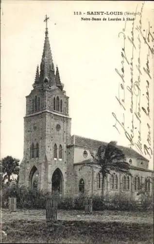Ak Saint Louis Senegal, Kirche Notre-Dame de Lourdes, gotische Architektur, umgeben von Palmen