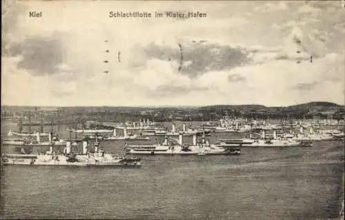 Ak Kiel,  Schlachtschiffe im Hafen, große Flotte, viele Schiffe, s Bild