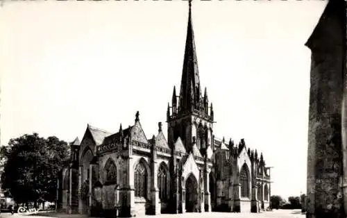 Ak Carentan Manche, Kirche mit hohem Turm, gotische Architektur, Bäume im Hintergrund