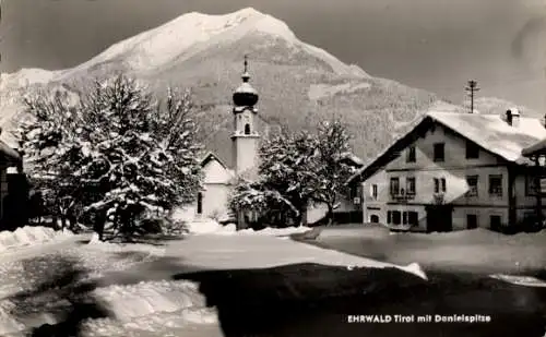 Ak Ehrwald in Tirol, Schneebedeckte Landschaft, Kirche mit Zwiebelturm, Danielspitze im Hintergru