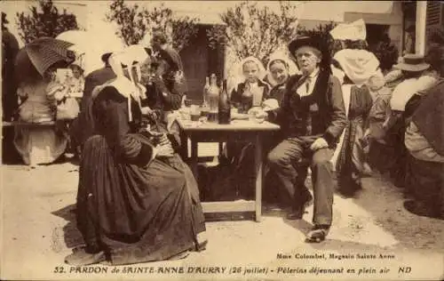 CPA Sainte Anne Auray Morbihan, Pèlerins déjeunant en plein air
