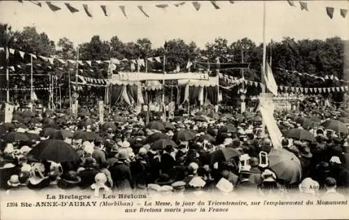Ak Saint Anne d'Auray Morbihan, Messe am Tag des 300. Jahrestages am Denkmal für gefallenen Bretonen