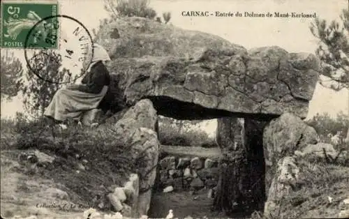 Ak Carnac Morbihan, Dolmen de Mané-Kerioned, Steinstruktur, Frau auf Stein, Wald,  Stätte