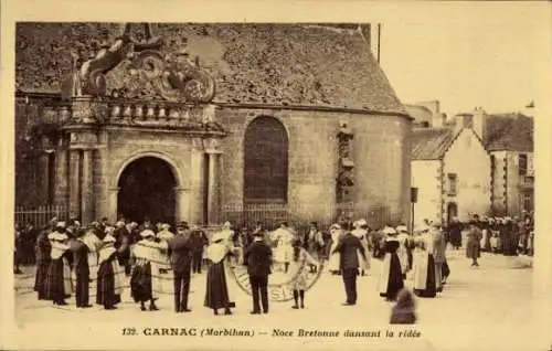 Ak Carnac Morbihan, Tanzende Leute in traditionellen bretonischen Kostümen, alte Kirche, ländlich